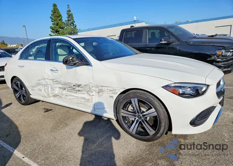 2022 Mercedes-Benz C 300 z USA, uszkodzony, nr VIN W1KAF4GB7NR038738